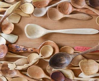 foto: Een houten lepel snijden