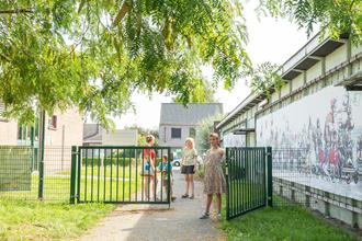 foto: Kinderen spelen buiten aan weekendopvang KJW