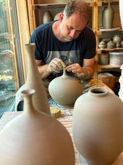 foto: Handgedraaide keramieken vazen in het atelier van Benu Pottery Studio in Damme